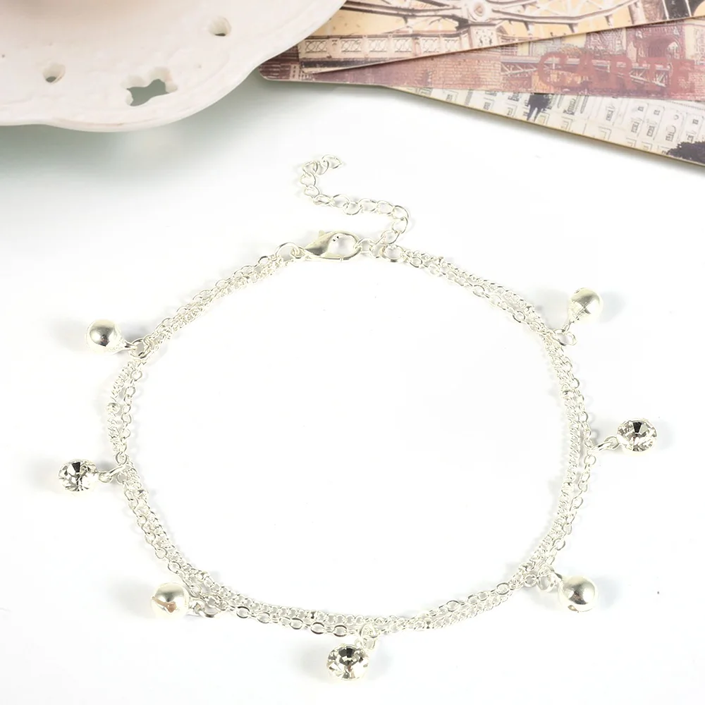 Детский браслет на лодыжку с белым камнем и колокольчиком день рождения