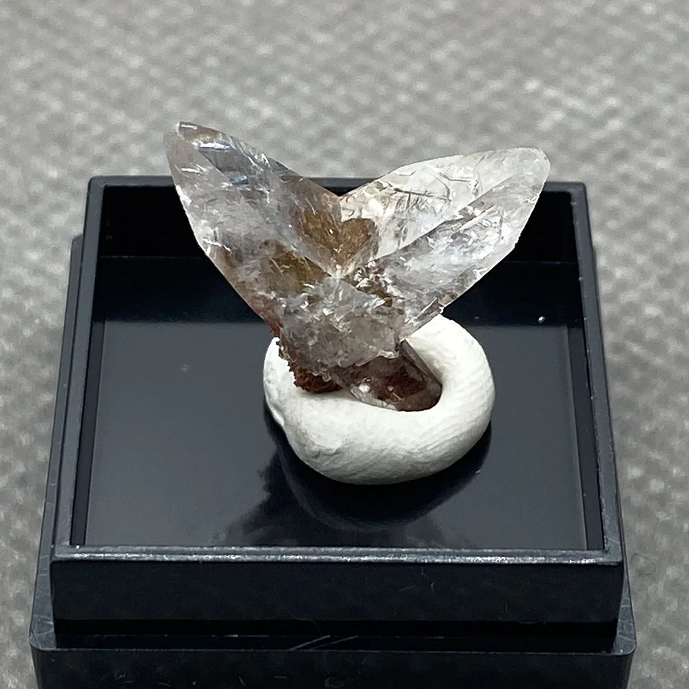 

Natural swallowtail twin crystals are very rare and good specimens +Box size 25mm 14#