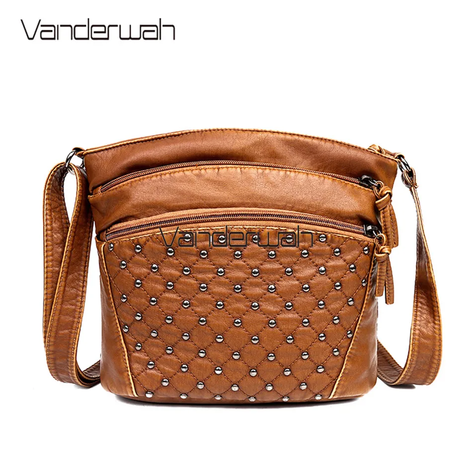 Новые стильные мягкие кожаные женские сумки с заклепками вместительные на плечо