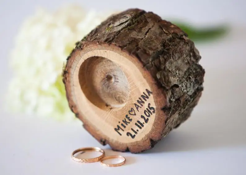 Уличные обручальные кольца с лужайкой свадебные в рустикальном стиле подушкой и