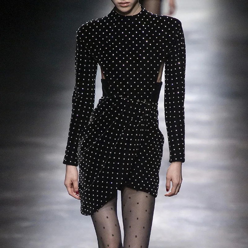 Женское осеннее платье бархатное в горошек асимметричное высокая талия расшитое