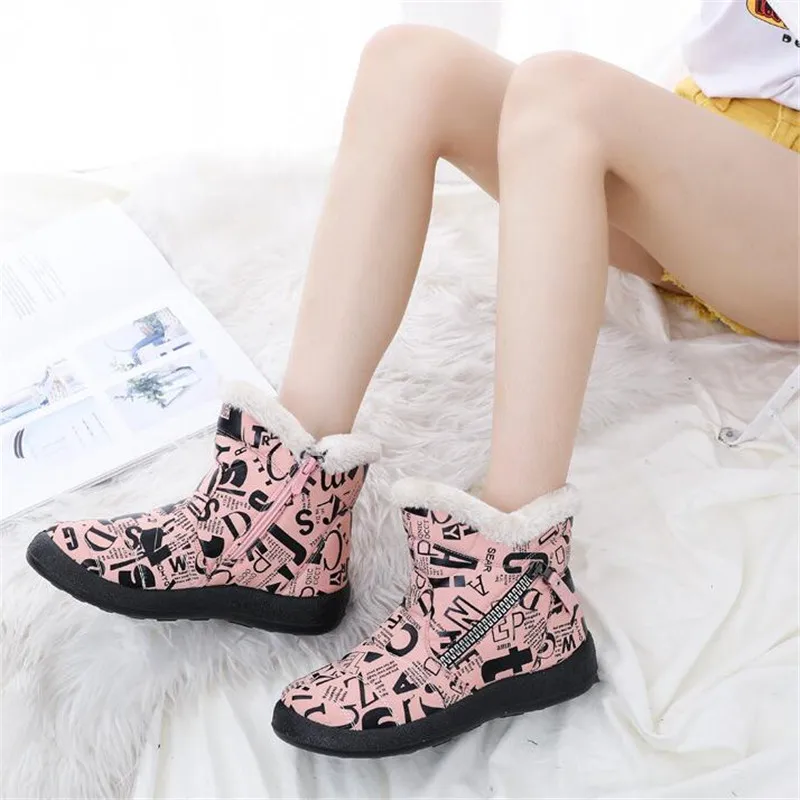 Новые женские зимние ботинки модные короткие с тиснеными буквами и боковой