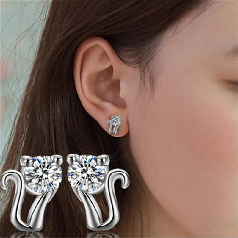 

Женские серьги-гвоздики в виде взрывоопасной кошки