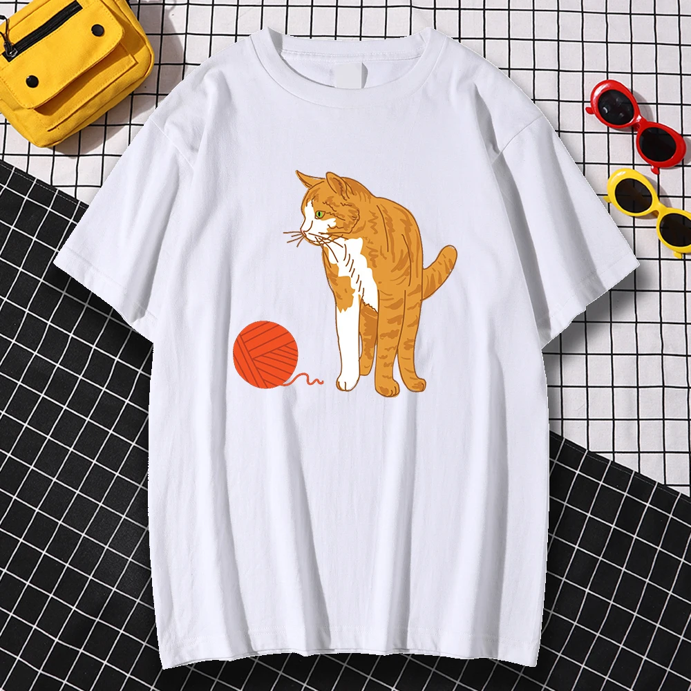 

Kohpweran Retro Pattern T Shirt Cat Playing with A Ball of Yarn Printed T-Shirts Male Aesthetic Anime Top Casual Comfortable