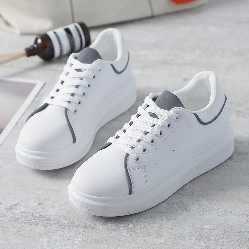 Женские кроссовки со светоотражающими вставками белые на толстой подошве весна