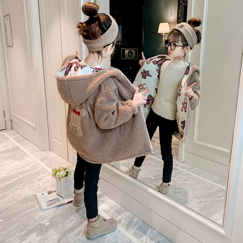 

Girls with velvet and thickened cotton outerwear Baby Style Autumn winter children's wear 2020 new big children's wear on both s