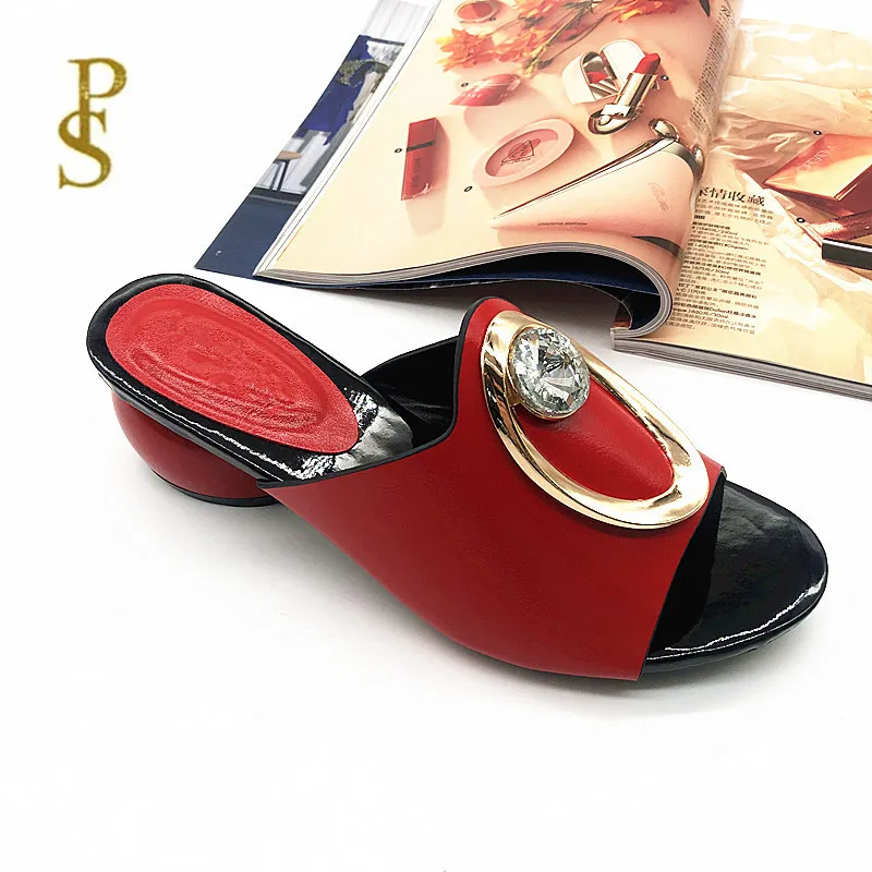 Женская обувь в африканском стиле Женские шлепанцы с металлическими пуговицами |