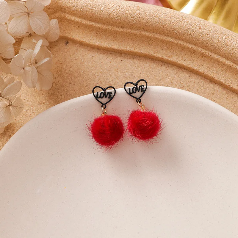Новые модные зимние красно-белые серьги-каффы с маленьким сердечком, бантом и пушистыми шариками – аксессуары для выражения индивидуальности.
