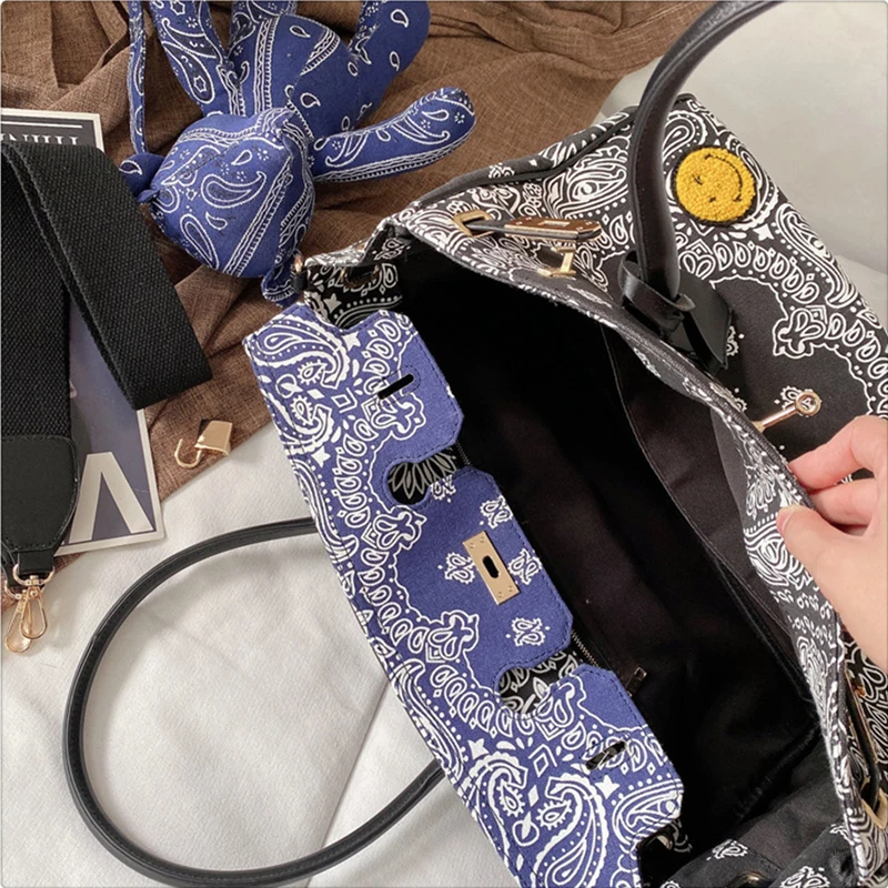 

Denim Tote Bag Cashew Flowers Patchwork Handbag For Women 2020 Fashion Designer Shoulder Sac With Bear Pendant Bolsas