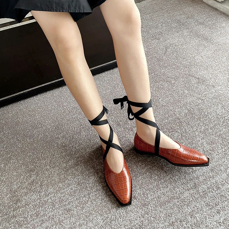 

ISNOM Fashion Casual Women Flats Ballet Cross Straps Square Toe Mules Female Genuine Leather Embossing Flats Loafers Shoes