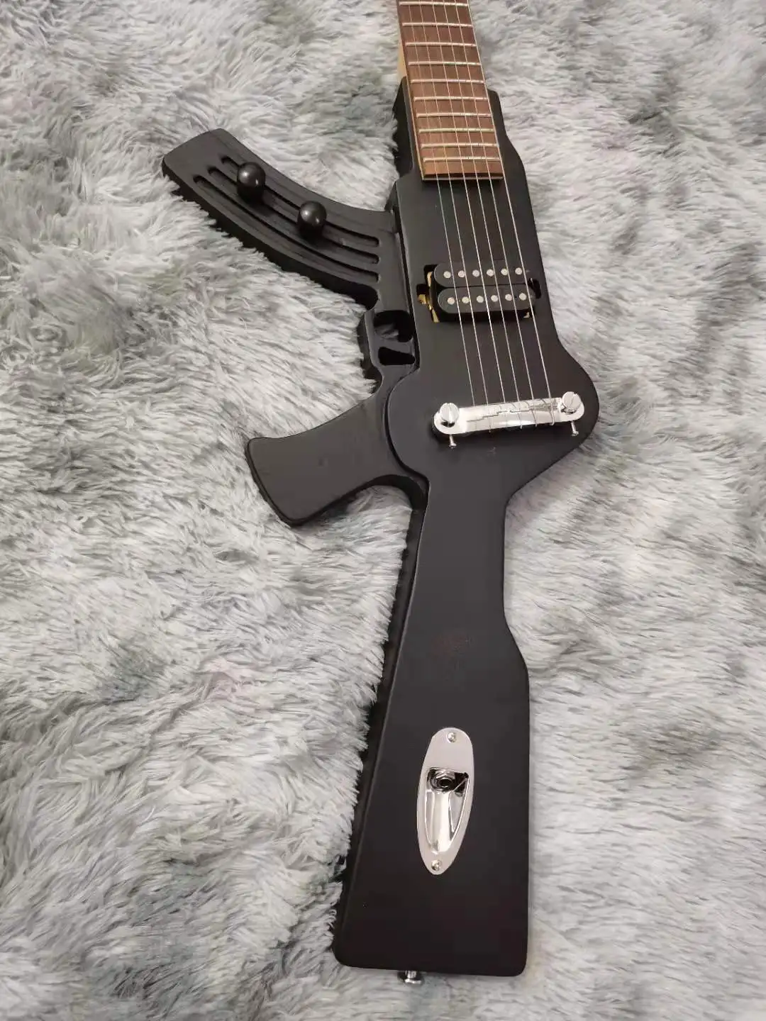 Бесплатная доставка 6-струнная Электрогитара AK47 gun матовая черная настраиваемая