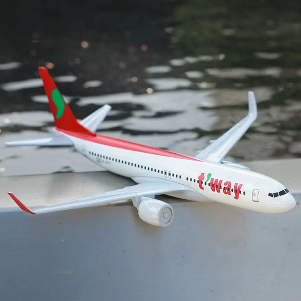 

Корейский летательный аппарат т-way Air Боинг 737, отлитый под давлением, модель 15 см, мировая авиационная Коллекционная миниатюрная сувенирная ...