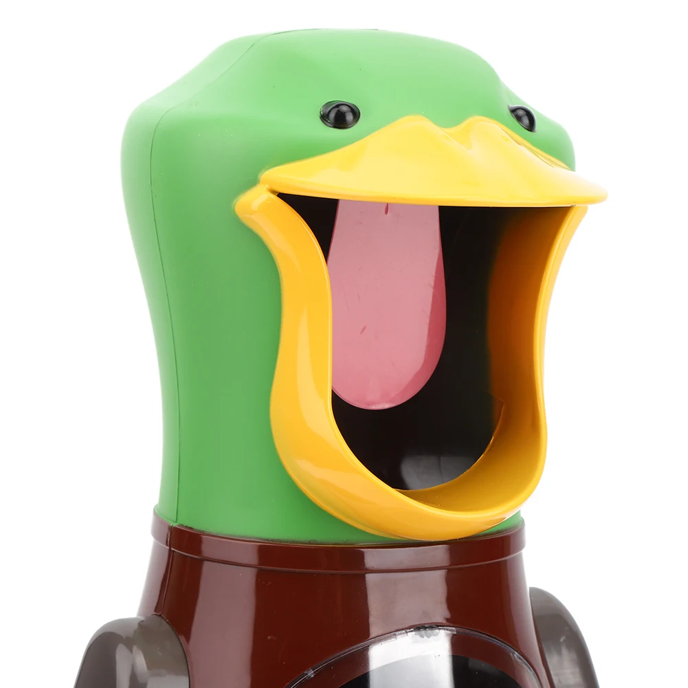 На открытом воздухе игрушечный пистолет который стреляет шариками воды водомет