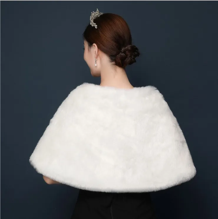 Женская короткая накидка из искусственного меха теплая цвета слоновой кости и