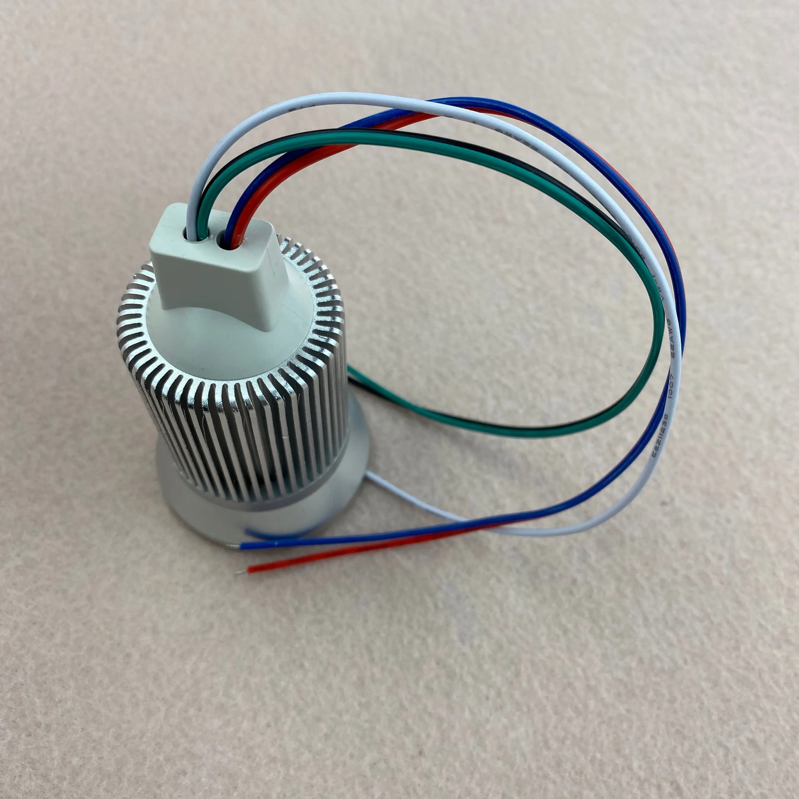 3*4W RGBW(warm white) LED spotlightDC12V inputwith 5 wire PWM driver insidesize:D50*88mm45degree | Лампы и освещение