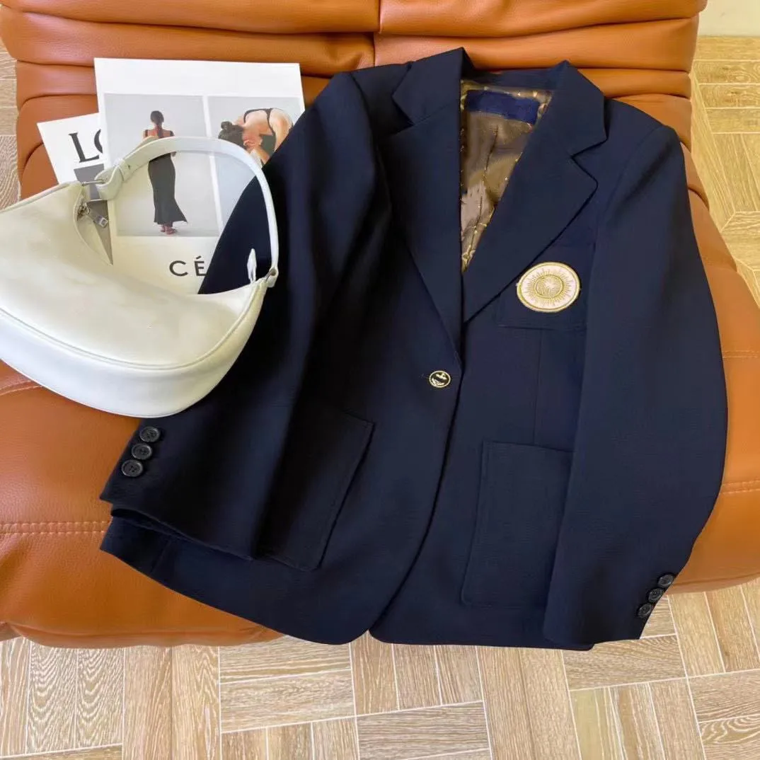 Новый блейзер с темно-синим знаком 21 Ранняя осень цвет близок к черному