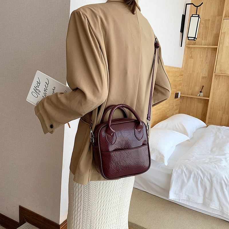 Женская сумка мессенджер из искусственной кожи однотонная маленькая через плечо