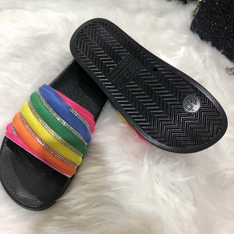 Удобные женские пляжные туфли на плоской подошве блестящие радужные с открытым