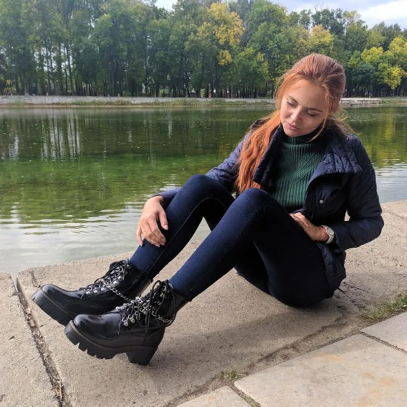FITWEE, женские ботильоны с заклепками, женские туфли в стиле панк из лакированной кожи, Теплые повседневные весенне-зимние женские ботинки на меху, размер 34-43