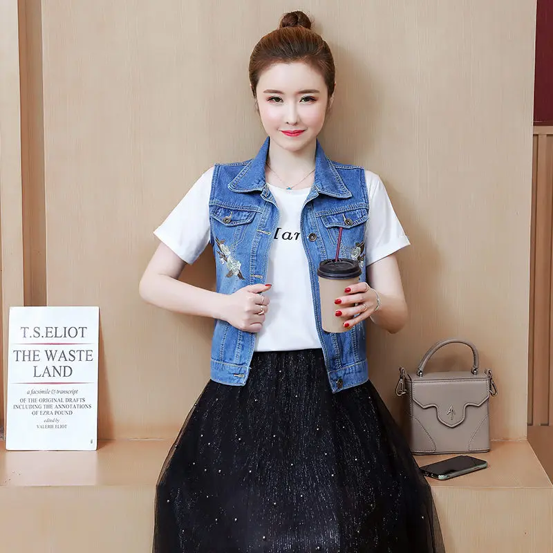 Короткий джинсовый жилет с вышивкой новинка весны 2020 Женская приталенная куртка