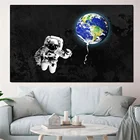 Астронавт гоняясь за Землей современный плакат и печать забавное творчество холст картина на стену модная картина для домашнего декора