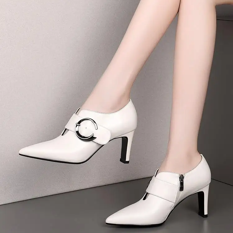 Осенне зимние женские сапоги на толстом каблуке с пряжкой высоком острым носком