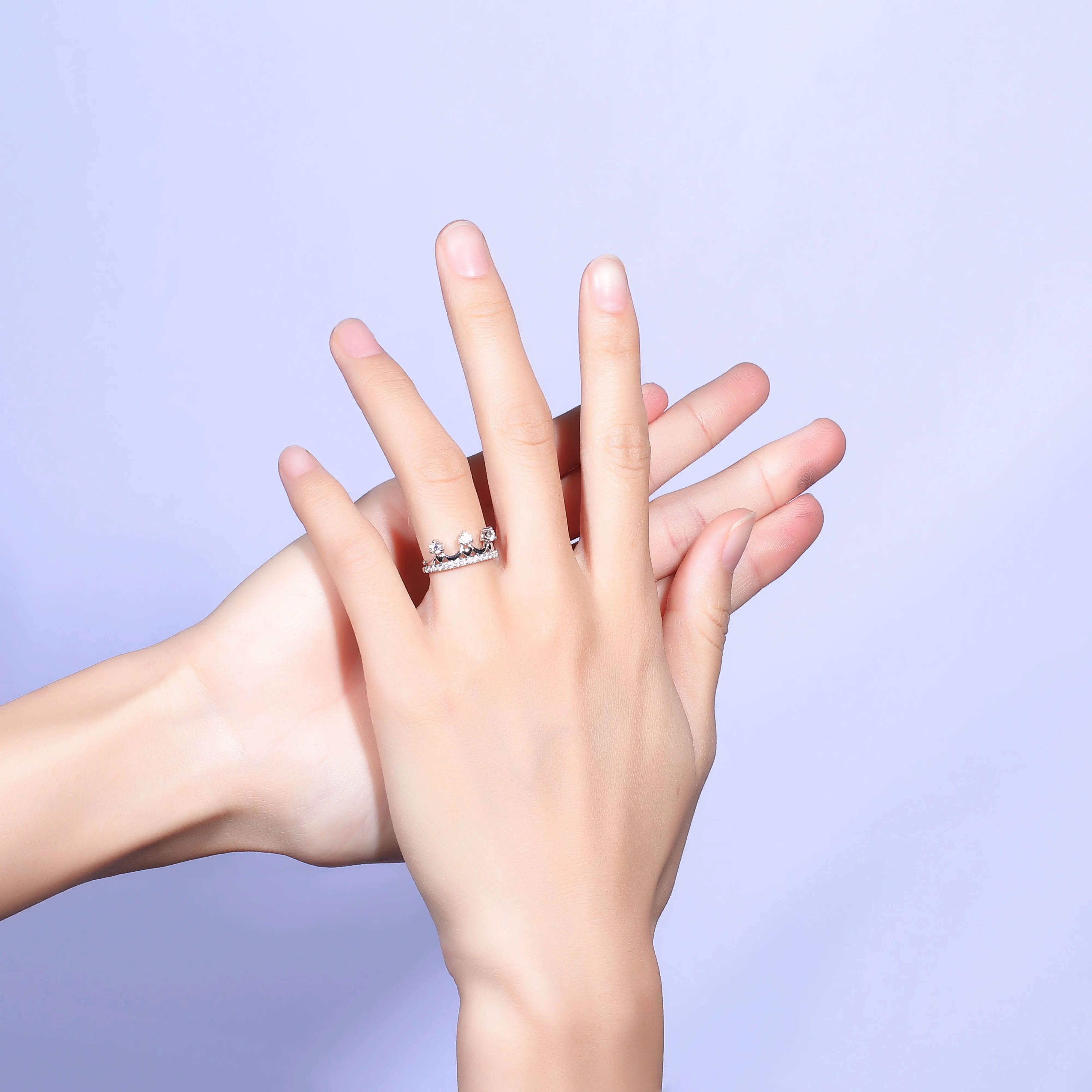 Женский обручальный браслет Transgems из белого золота 14 к 585 пробы с короной F