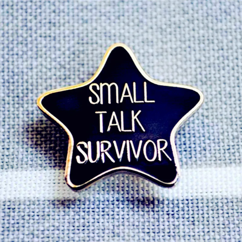 Маленькая эмалированная металлическая брошь в форме звезды