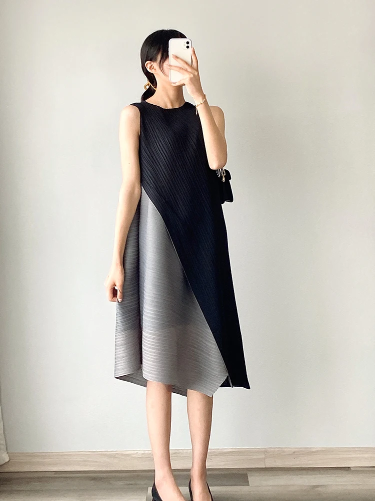 

Changpleat 2021 Summer New Miyak Pleated Grey black stitching dress Fashion O-neck sleeveless Loose Female party dresses Tide