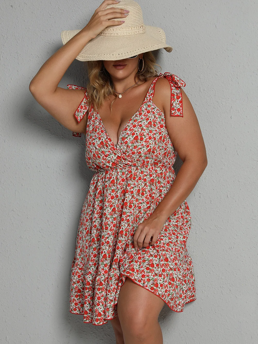 Женское короткое платье с цветочным принтом V-образным вырезом без рукавов |