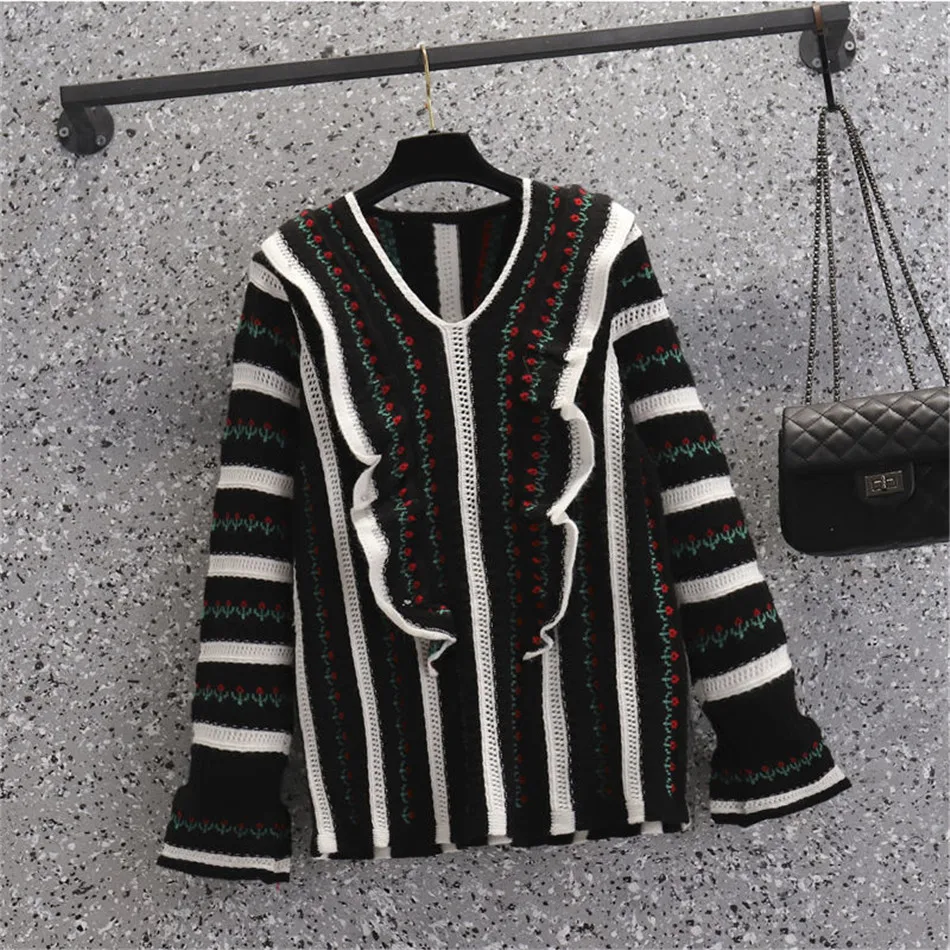 Женский трикотажный свитер с рюшами V-образным вырезом и расклешенными рукавами |