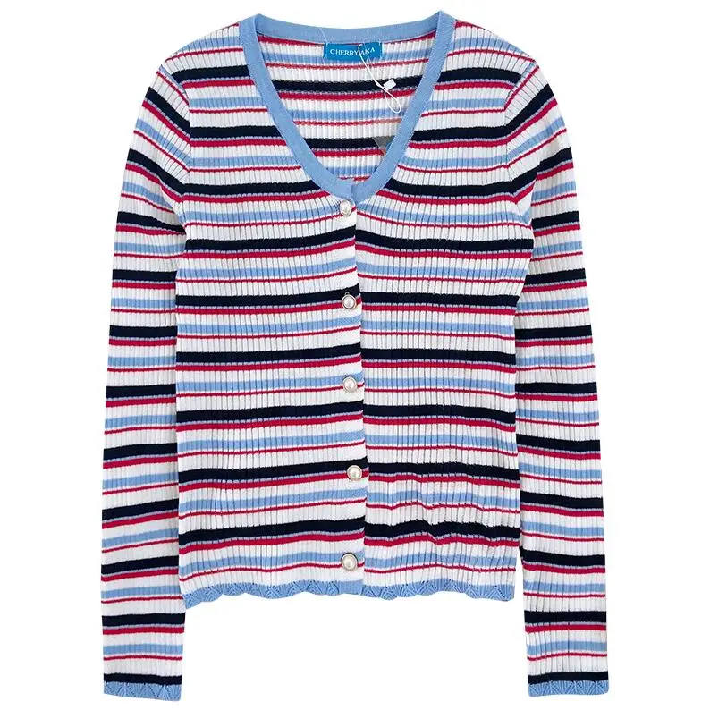 Яркая трикотажная футболка с V образным вырезом и жемчужными пуговицами в стиле