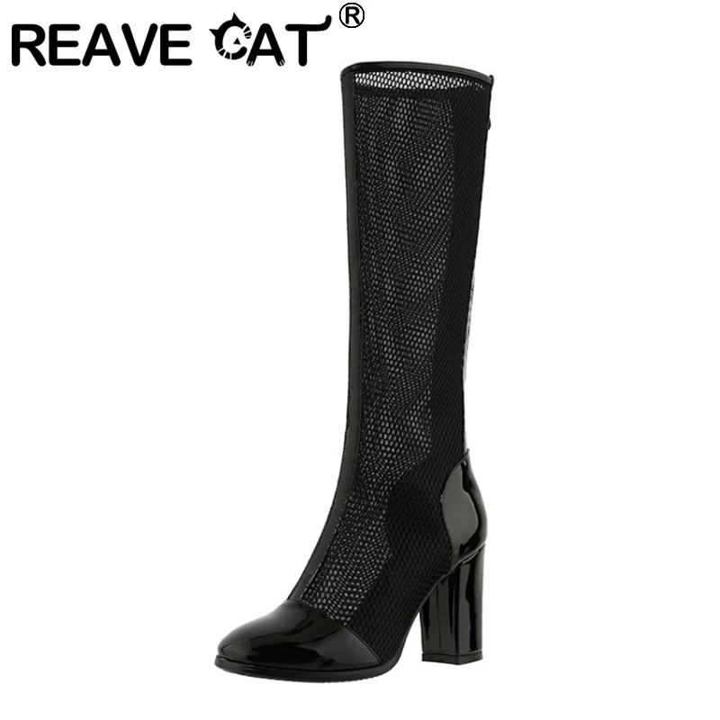 

Женские сапоги с квадратным носком REAVE CAT, новые летние сапоги до колена из лакированной кожи на блочном каблуке 9 см, привлекательные дышащи...