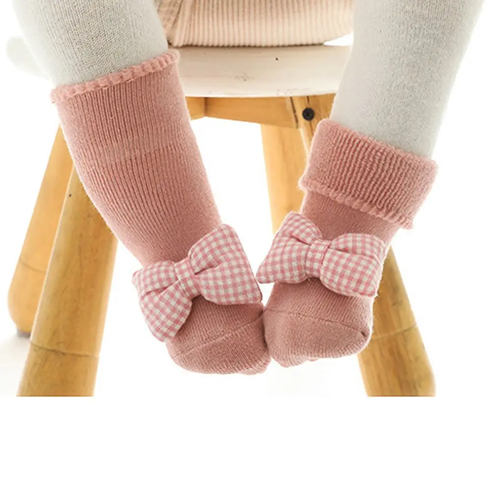 

Осенне-зимние носки для маленьких мальчиков и девочек, носки для новорожденных с рисунками животных, кукол, противоскользящие мягкие хлопк...