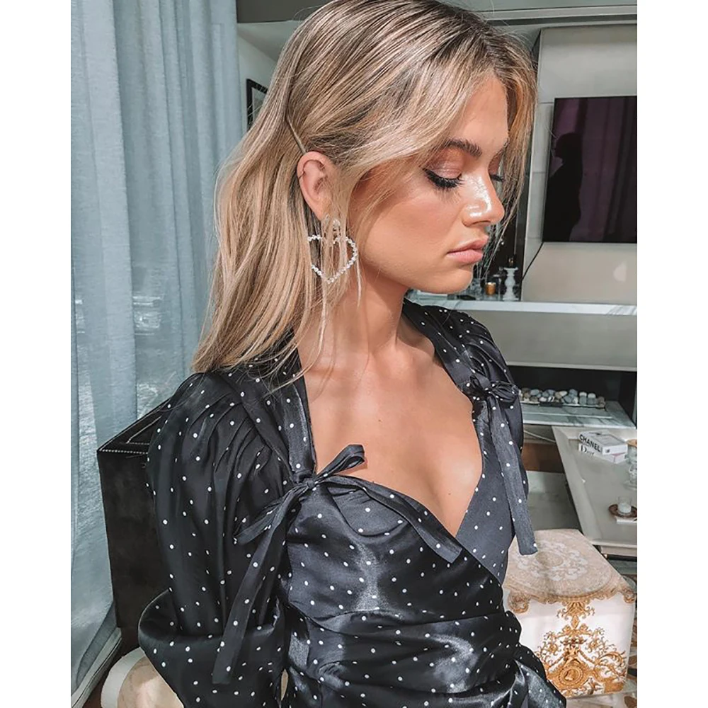 Винтажное мини-платье в горошек с v-образным вырезом и пышными рукавами милое