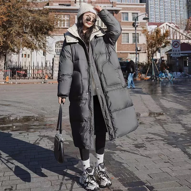 Женская зимняя модная длинная куртка выше колена на белом утином пуху в