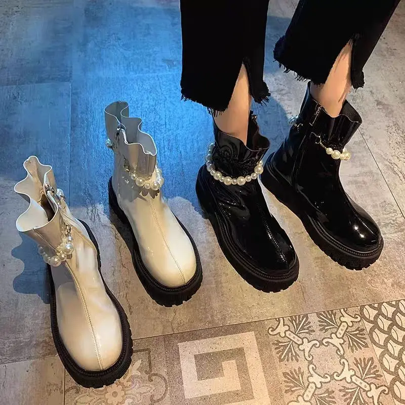 

Новинка 2021, осенние короткие женские ботинки с жемчугом на платформе, популярные модные Универсальные ботинки челси в британском стиле с же...