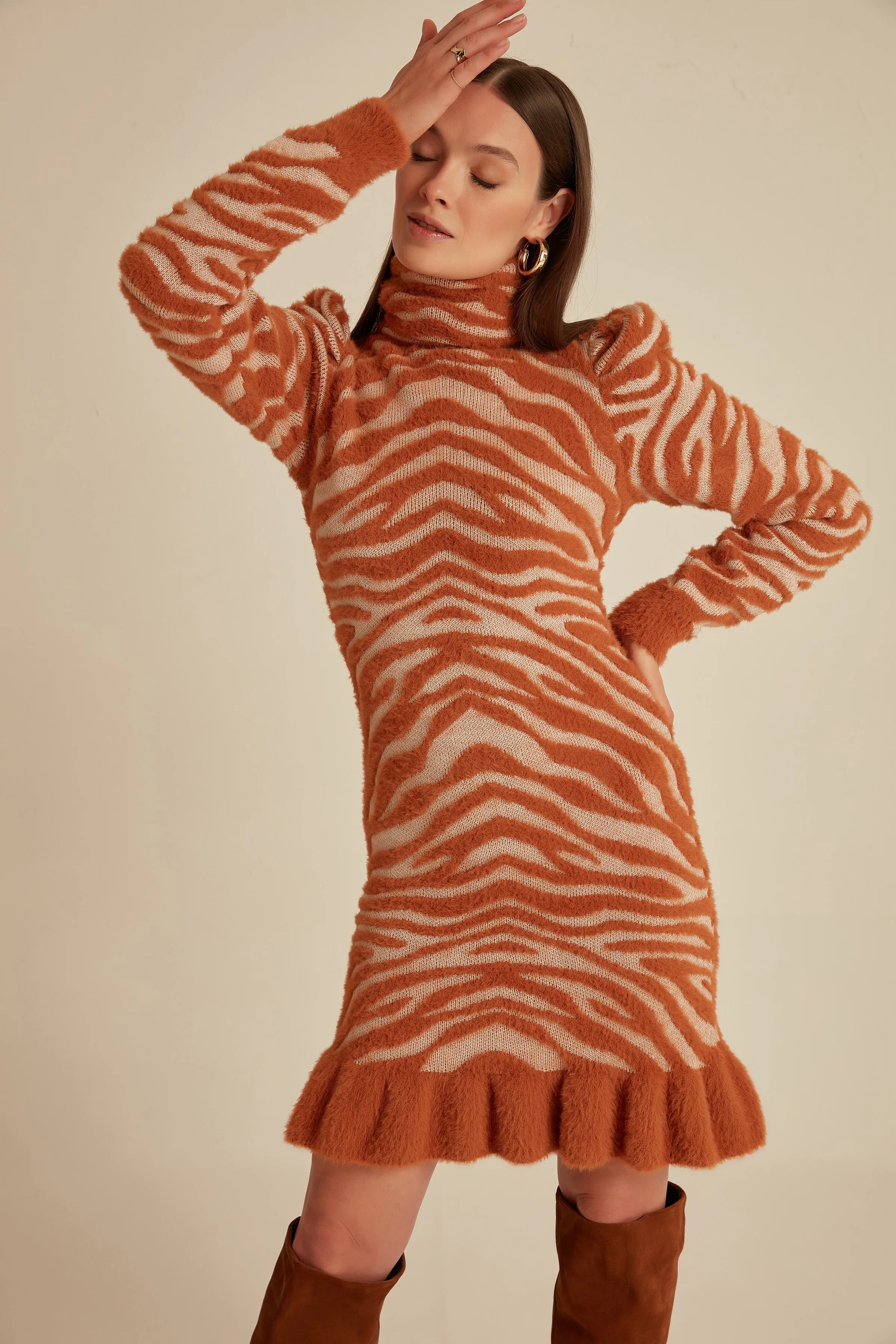 Трикотажное платье с круглым вырезом и рисунком зебры | Женская одежда
