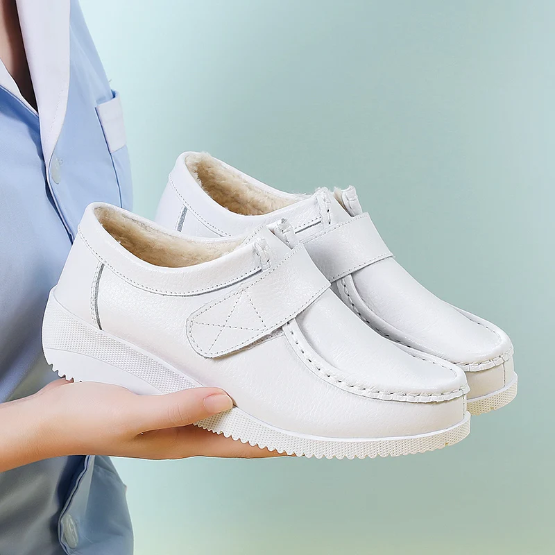 

Туфли женские кожаные на меху, Белые Повседневные Лоферы для медсестер, мягсветильник обувь без застежки, Рабочая обувь для больниц