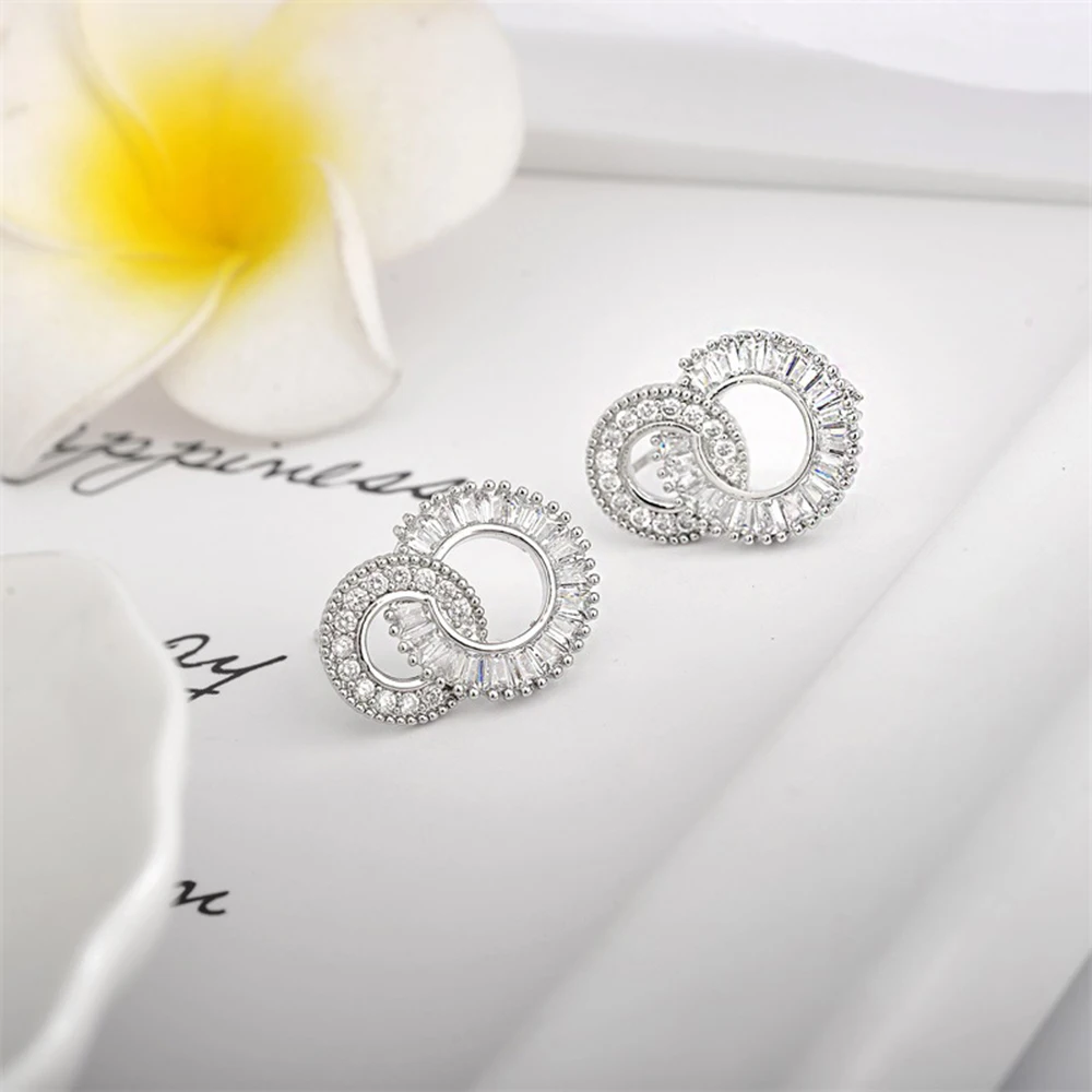 Женские серьги гвоздики с цирконом круглые серебристого цвета камнями Модная