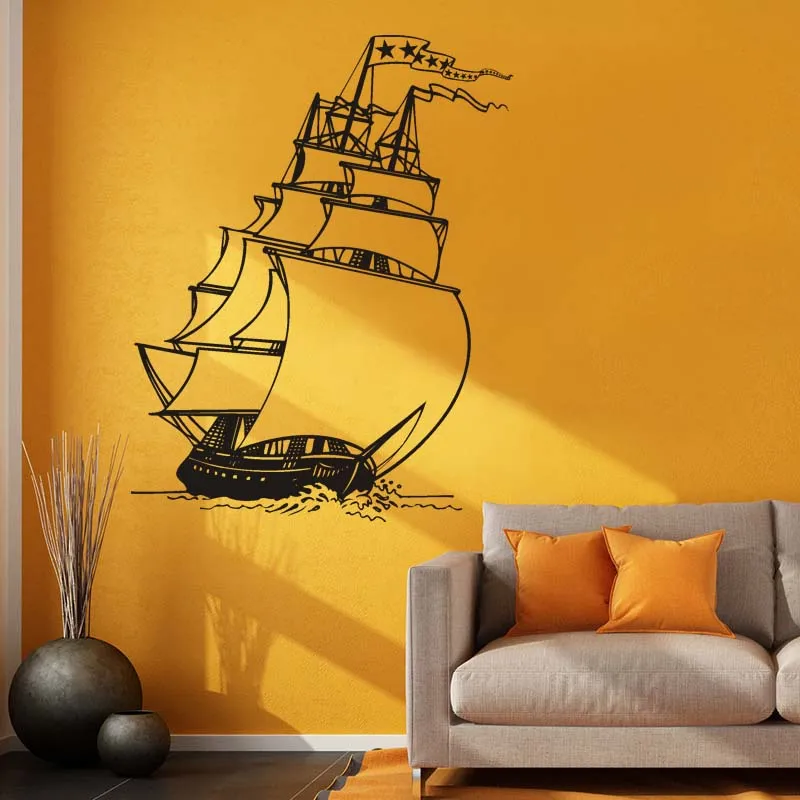 Наклейка на стену из винилового материала "Парусное судно старого мира Карака" с флагом корабля и моряком.