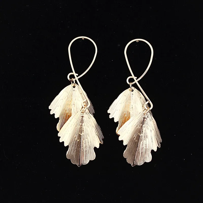 Большие металлические серьги в виде листьев простого дизайна блестящие