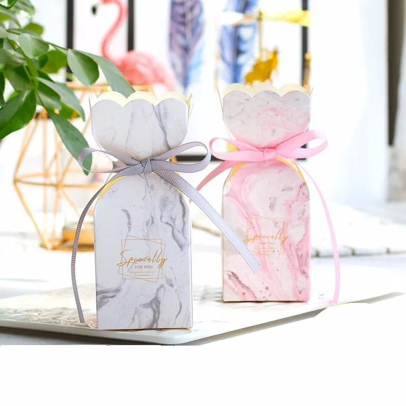 НОВАЯ РОЖДЕСТВЕНСКАЯ Подарочная коробка со стандартным украшением и конфетными