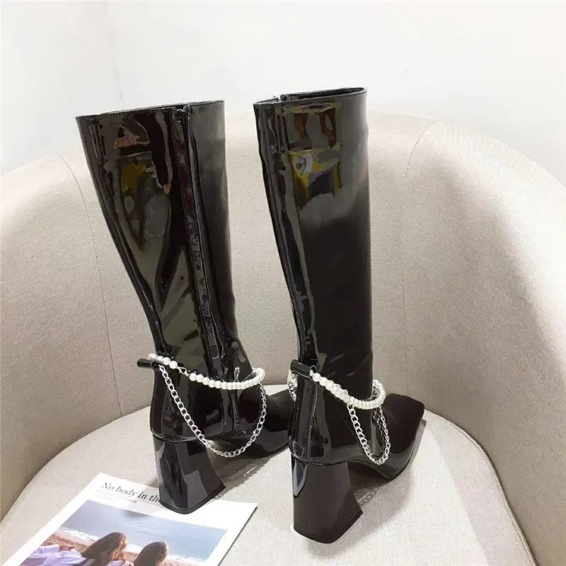 Сапоги женские из лакированной кожи на высоком каблуке с застежкой-молнией и