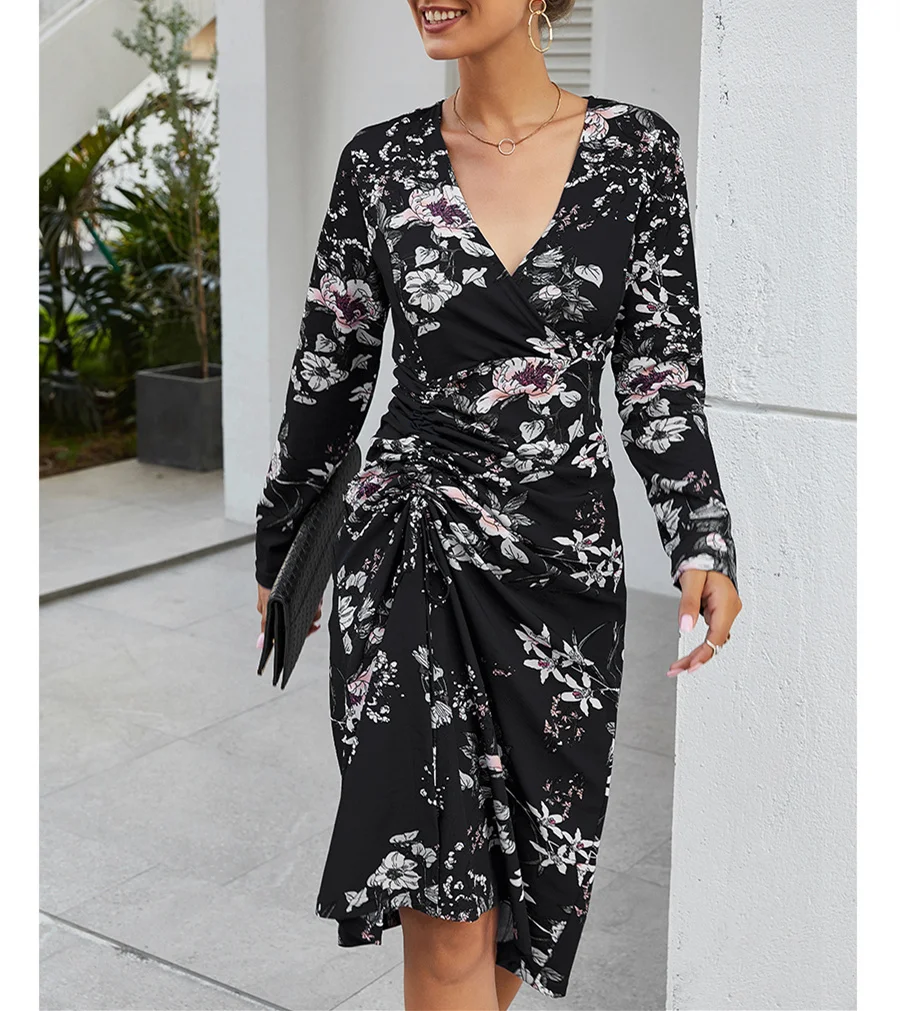 Платье-миди женское черное с цветочным принтом V-образным вырезом и длинными