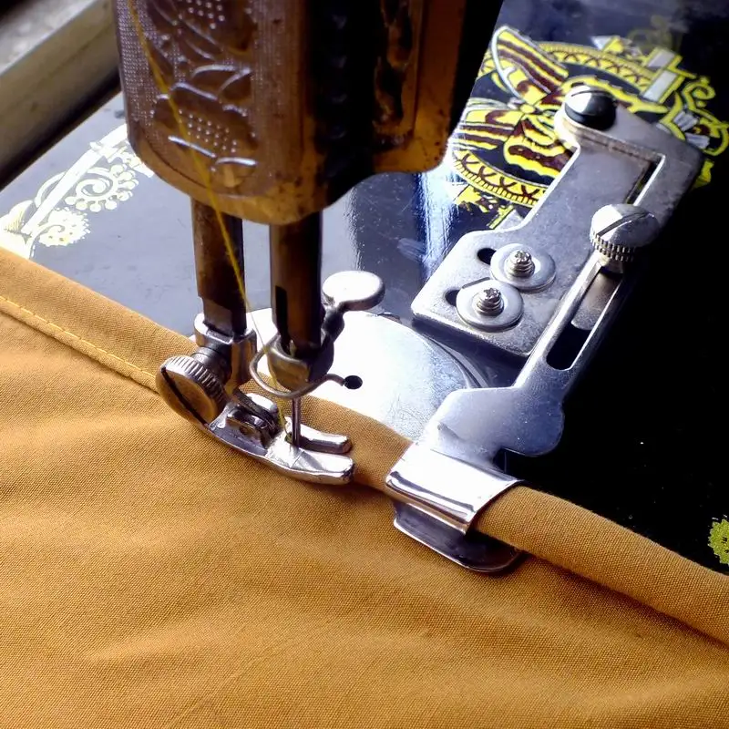

Old-fashioned Household Pedal Sewing Machine Crimper for Bed Sheet Curtain Thin Material Pull Tube Piping Presser Foot