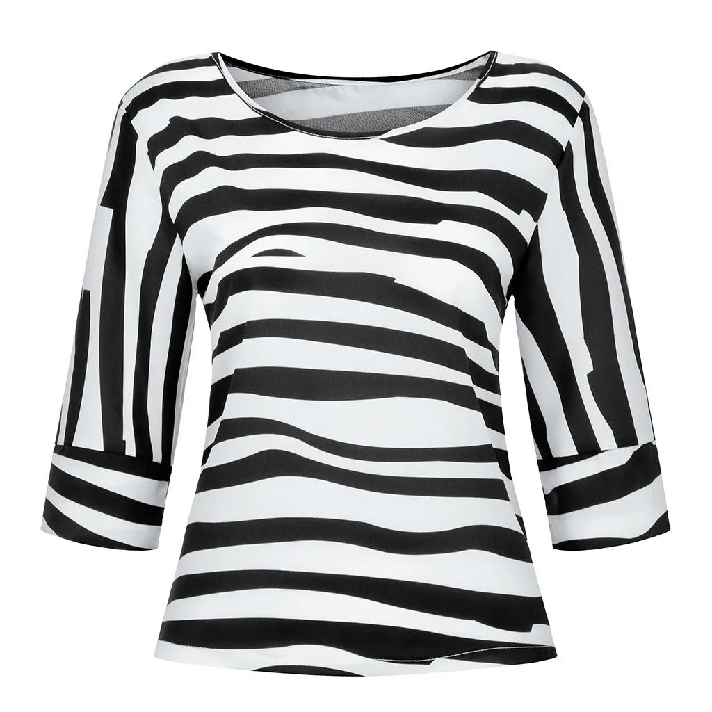 Женская футболка с принтом в черно белую полоску круглым воротником со средним