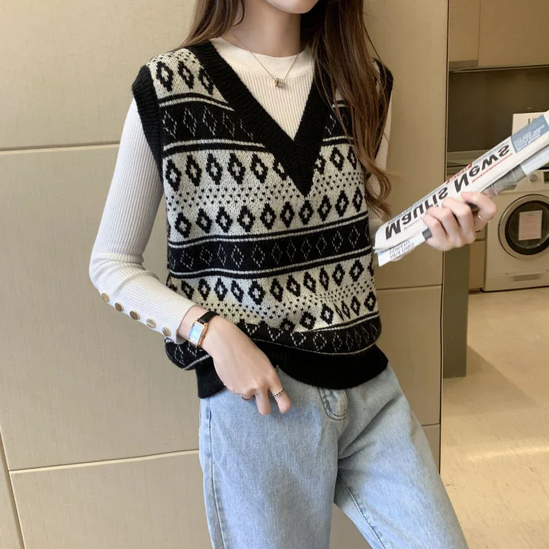 

2022 Spring And Autumn New Sleeveless Sweater Ladies Knitted Plaid Vest Loose V-neck Waistcoat Folding Fashion All-match Women