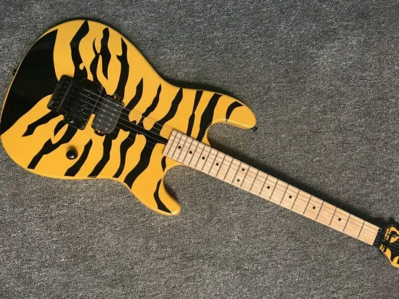 

Гитара электрическая ручной работы, в стиле ST, черная полосатая, корпус из липы, Кленовая грифельная доска, желтый тигровый шпон