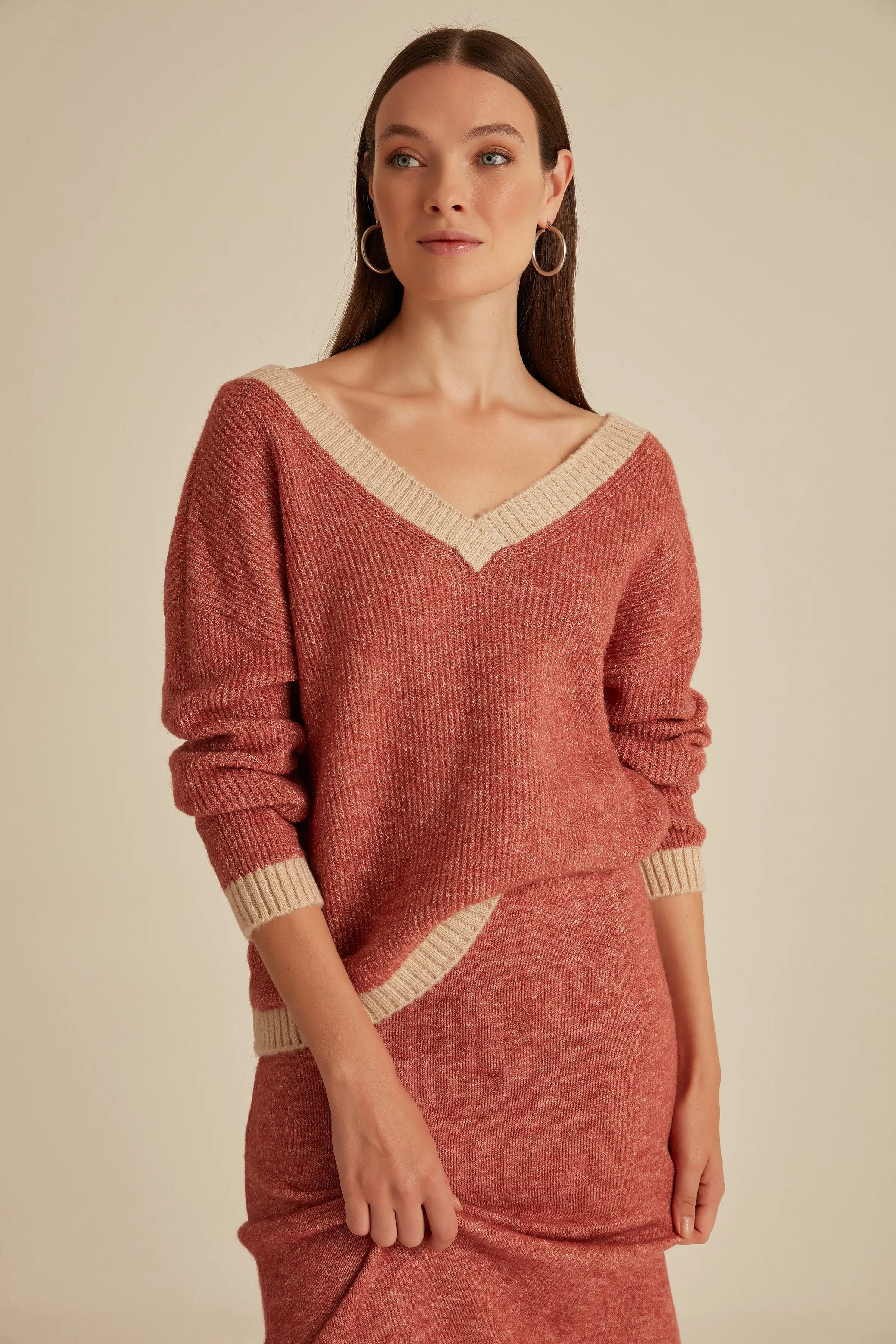 Вязаный свитер с v образным вырезом цвет розовый| |